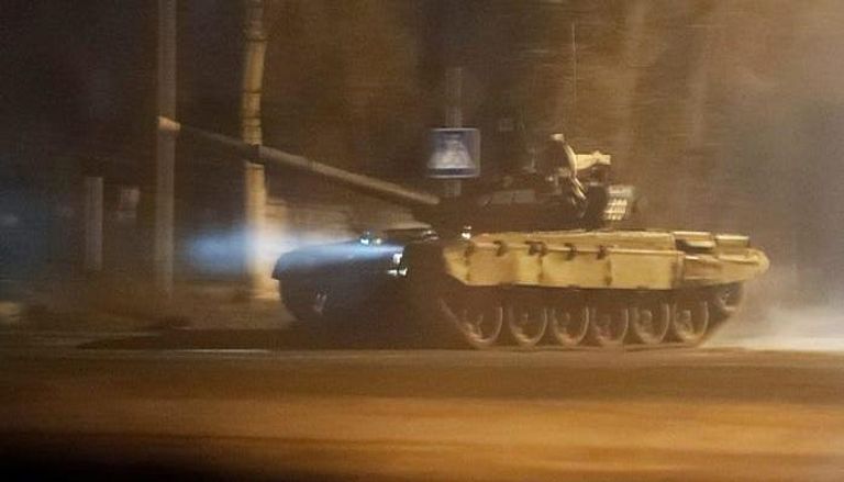 دبابة تسير في أحد شوارع دونيتسك- رويترز