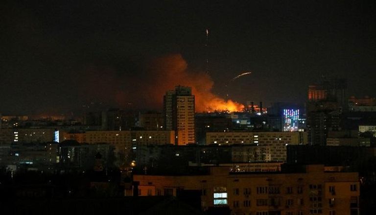 نيران ودخان جراء قصف وسط كييف 