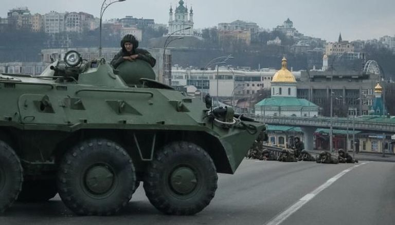 مدرعات أوكرانية على جسر في كييف