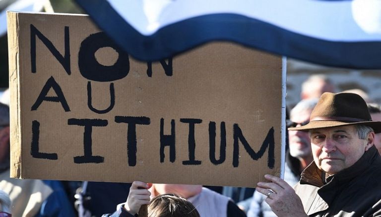 متظاهرة تبكي خلال مسيرة مؤيدة لأوكرانيا في لندن- رويترز