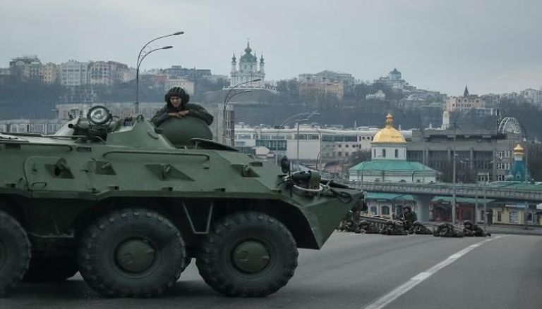 قوات أوكرانية في العاصمة كييف تستعد لصد الهجوم الروسي- رويترز