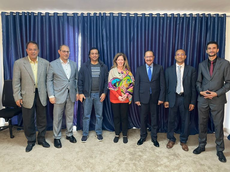 جانب من لقاء ويليامز مجموعة من المشاركين في لقاء صناع السلام بطرابلس