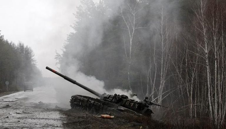 دبابة روسية محطمة إثر استهدافها مع القوات الأوكرانية - أ.ف.ب
