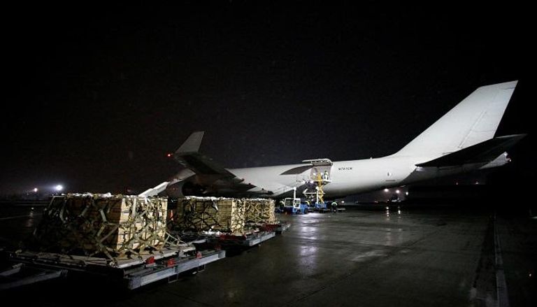 طائرة تحمل أسلحة من أوروبا تصل أوكرانيا