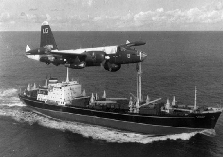 طائرة أمريكية تحلق فوق سفينة تابعة للاتحاد السوفيتي خلال أزمة الصواريخ الكوبية