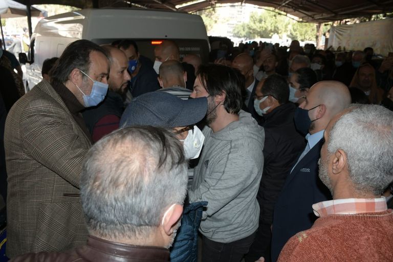 الفنان المصري عمر خيرت خلال تشييع جثمان جالا فهمي