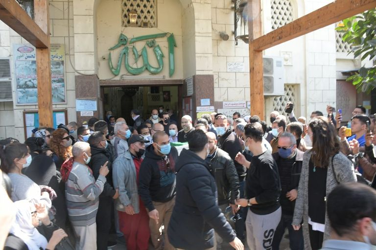 الفنان المصري عمر خيرت خلال تشييع جثمان جالا فهمي