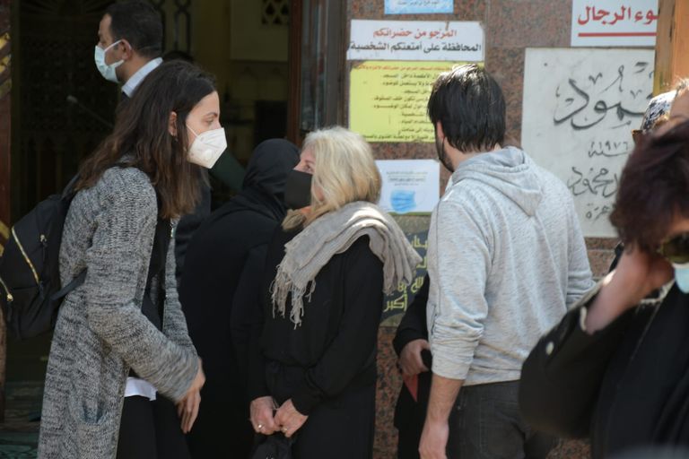 تشييع جثمان جالا فهمي بحضور ميرفت أمين ودنيا سمير غانم