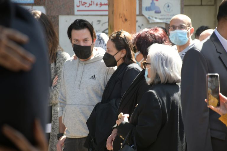 تشييع جثمان جالا فهمي بحضور ميرفت أمين ودنيا سمير غانم