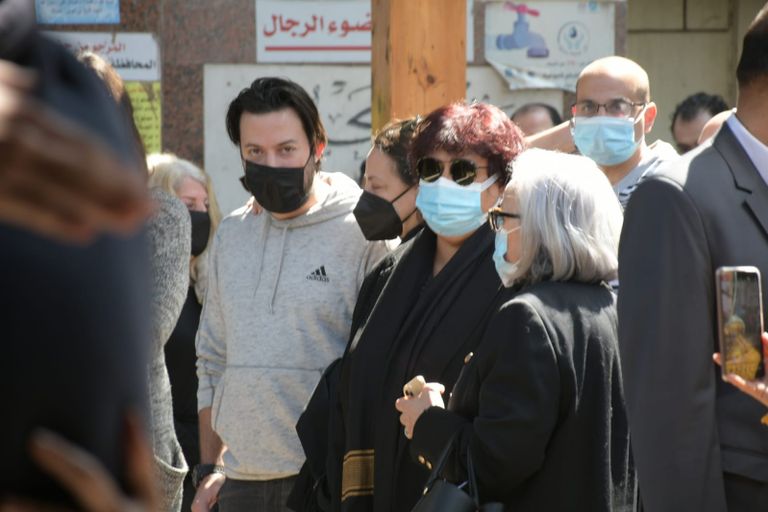 تشييع جثمان جالا فهمي بحضور ميرفت أمين ودنيا سمير غانم