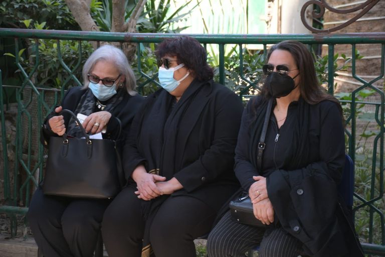 تشييع جثمان جالا فهمي بحضور ميرفت أمين ودنيا سمير غانم