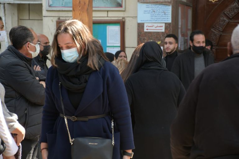 تشييع جثمان جالا فهمي بحضور ميرفت أمين ودنيا سمير غانم