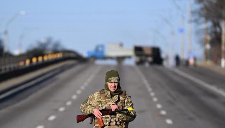 جندي أوكراني يؤمن أحد مداخل كييف