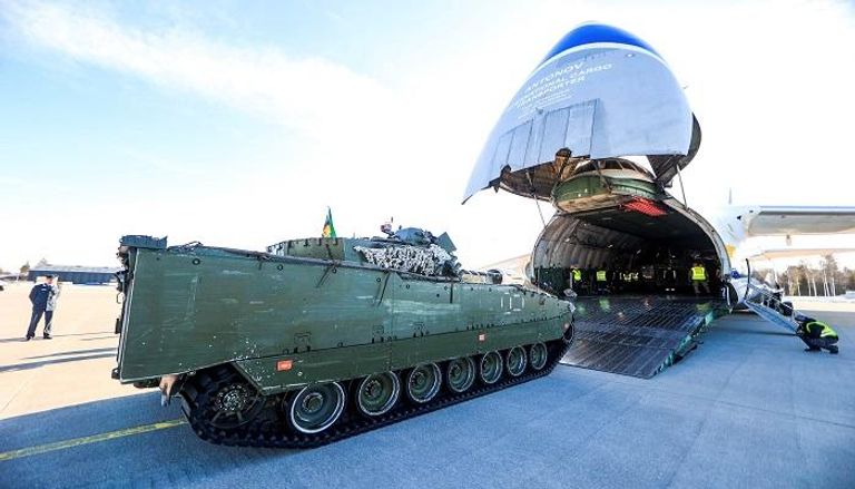 مركبة عسكرية على طائرة أنتونوف إلى ليتوانيا