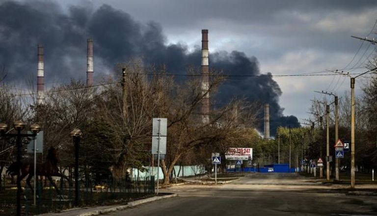 أعمدة من الدخان تتصاعد جراء الاشتباكات في أوكرانيا