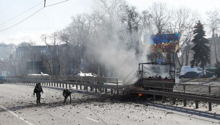 جنود أوكرانيين وسط دمار خلفه قصف روسي