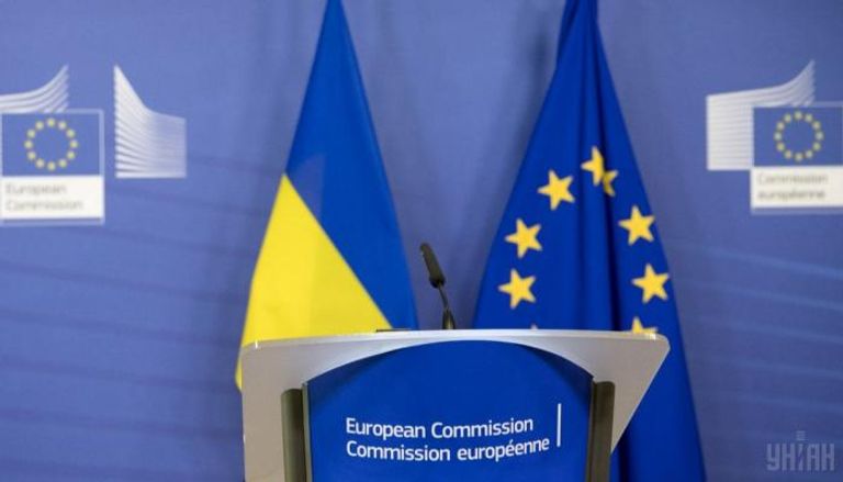 علما الاتحاد الأوروبي وأوكرانيا