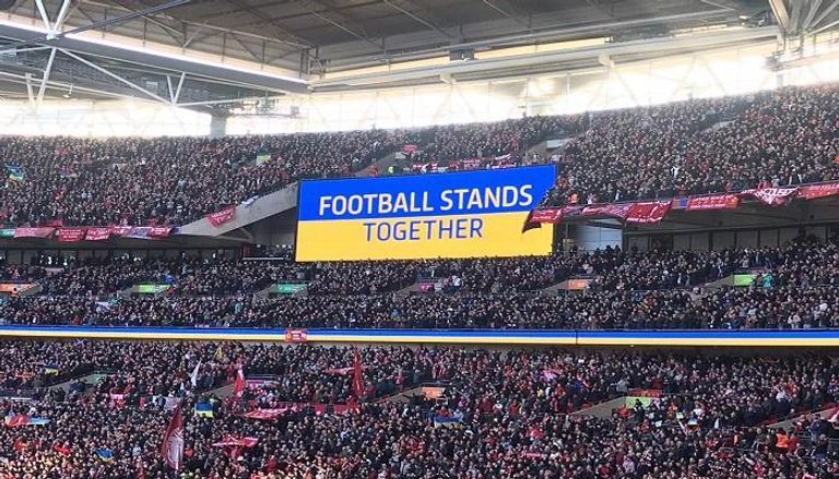 مشجعو تشيلسي يرفعون لافتات لدعم أوكرانيا