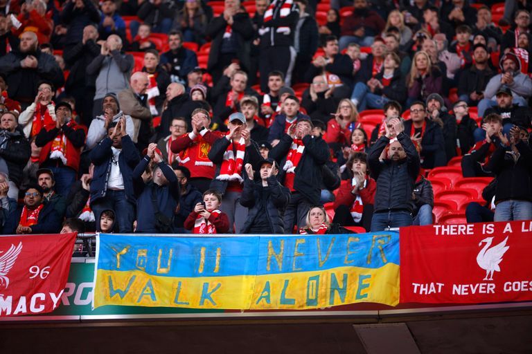 مشجعو تشيلسي يرفعون لافتات لدعم أوكرانيا