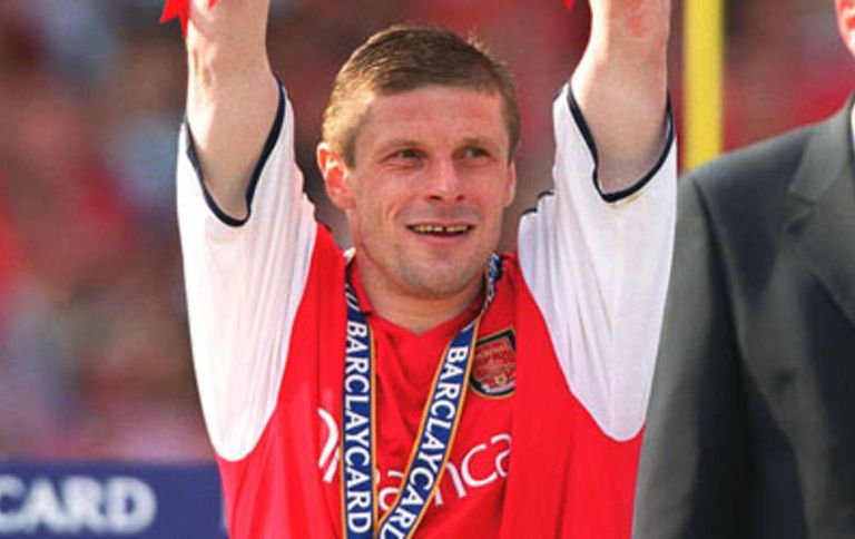 لوزني بقميص أرسنال لوزني مع أساطير أرسنال هنري وفييرا وبرونكهورست وبيركامب