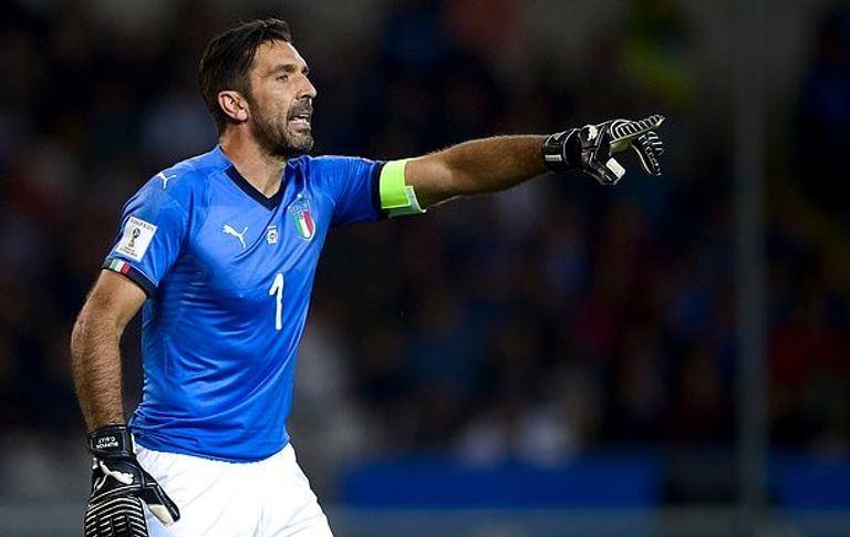 جيانلويجي بوفون بقميص منتخب إيطاليا