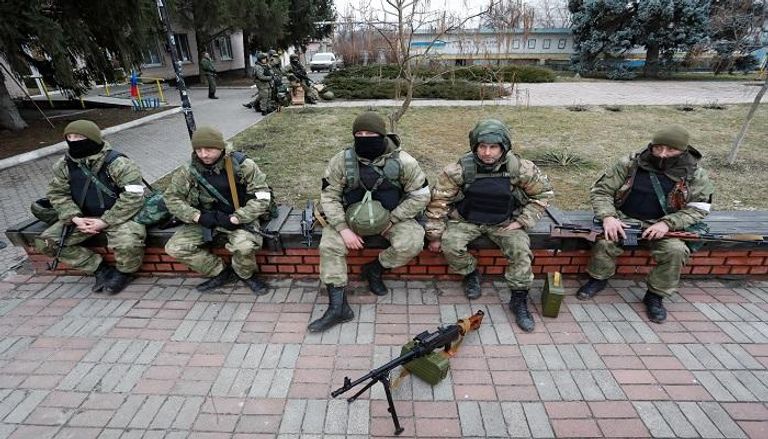 جنود روس خارج مقر الدفاع الإقليمي في ستانتسيا لوهانسكا