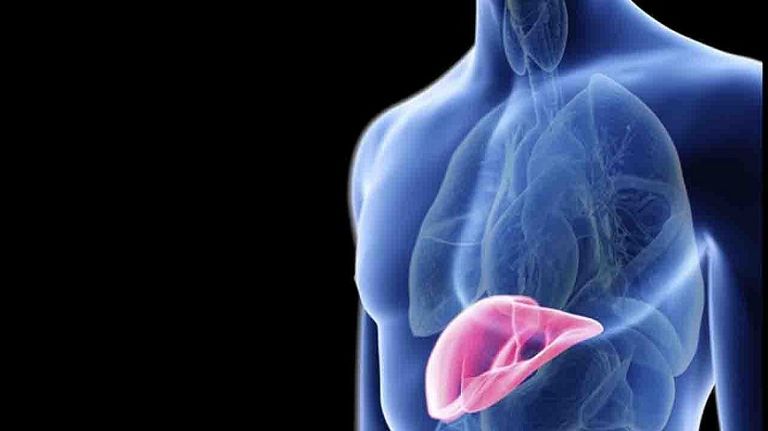 فتاة تعاني من آلام في الكبد