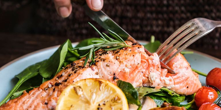 فتاة تعاني من آلام في الكبد