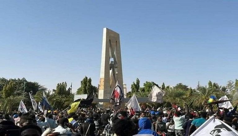 المحتجون السودانيون أمام القصر الرئاسي