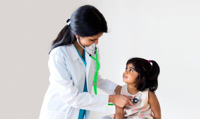 طبيبة تفحص طفلة للتأكد من خلوها من الأمراض النادرة
