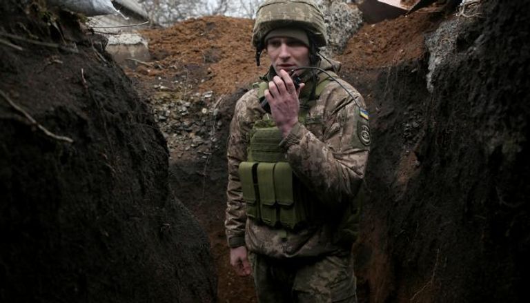 جندي أوكراني يتحدث لقادته عبر اللاسكلي