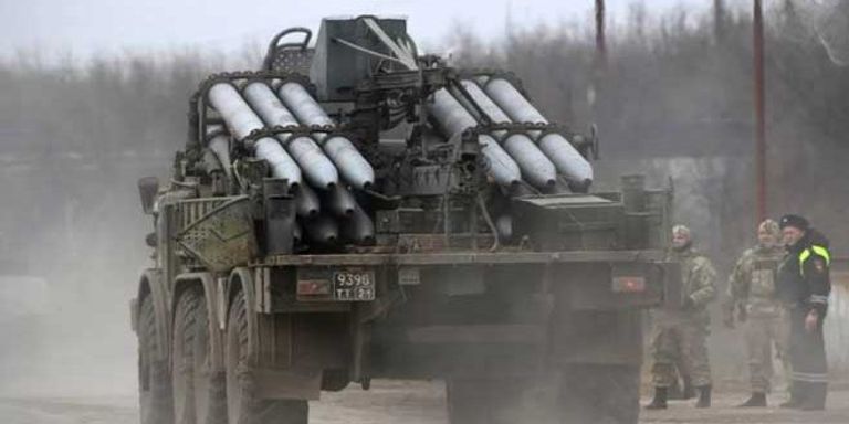 مركبة عسكرية روسية تحمل صواريخ في أوكرانيا جنود أوكرانيون بجانب مدرعة روسية مدمرة- رويترز