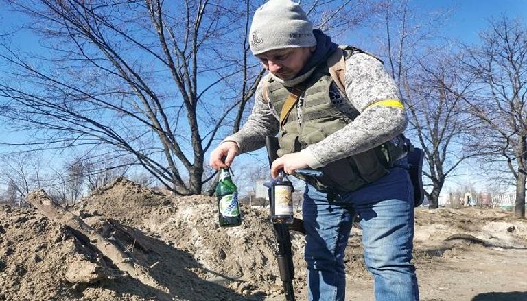 شخص يحمل زجاجات المولوتوف لمواجهة الهجوم الروسي