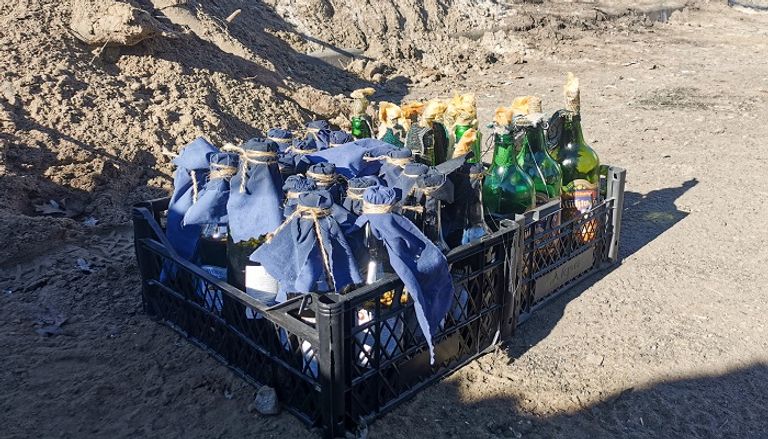 شخص يحمل زجاجات المولوتوف لمواجهة الهجوم الروسي