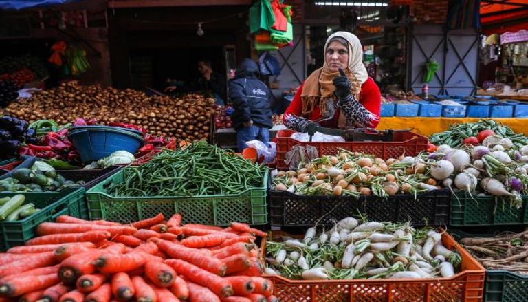 مغربية في سوق شعبية للخضر والفواكه - أرشيفية