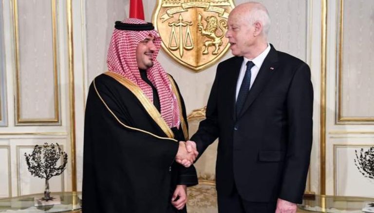 الرئيس التونسي يصافح وزير الداخلية السعودي