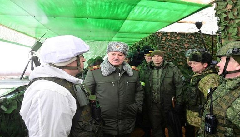 الرئيس البيلاروسي يتابع التدريبات العسكرية في بلاده