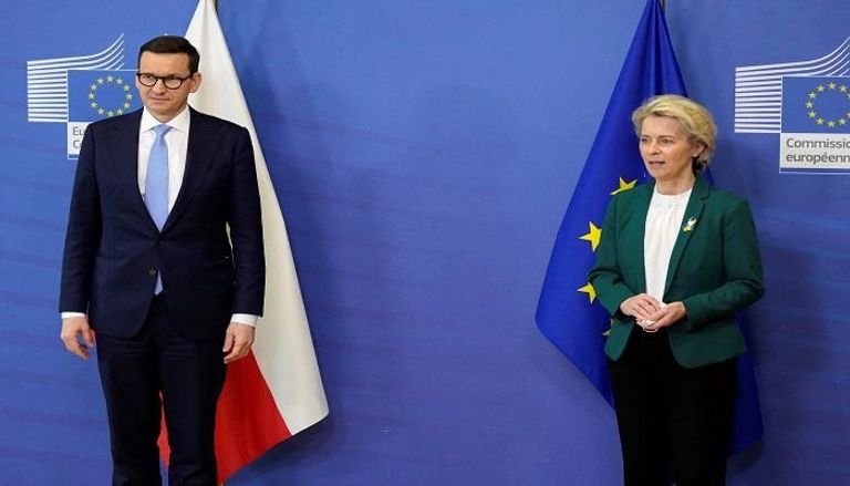  رئيسة المفوضية الأوروبية مع رئيس الوزراء البولندي