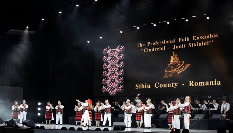 حفل الفرقة الشعبية الرومانية الراقصة في إكسبو 2020 دبي