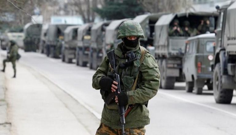 جندي روسي يحرس عتادا عسكريا في طريقها لأوكرانيا