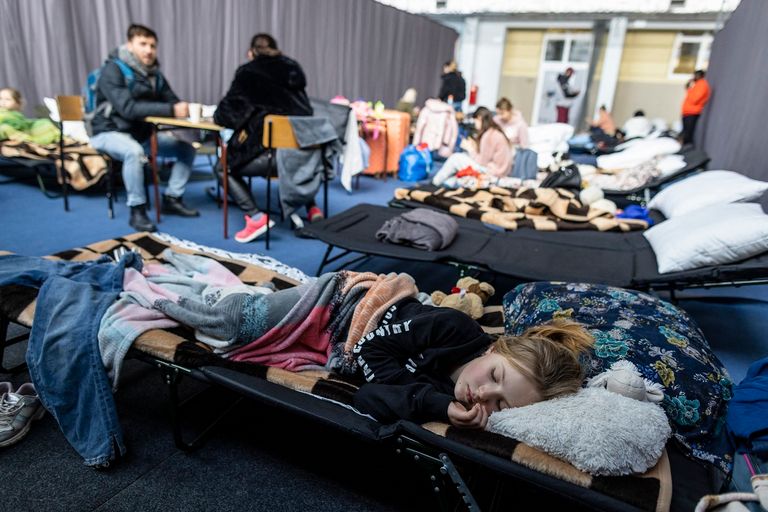 لاجئة أوكرانية تنتظر دورها للفرار من البلاد