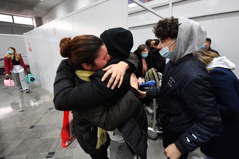 طلاب تونسيون يصلون إلى مطار قرطاج