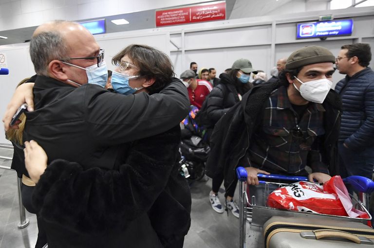 طلاب تونسيون يصلون إلى مطار قرطاج