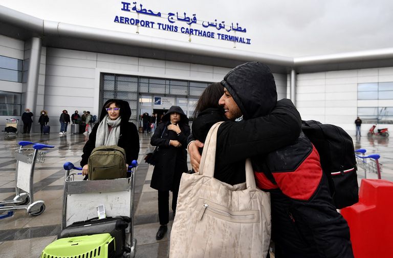 طلاب تونسيون يصلون إلى مطار قرطاج