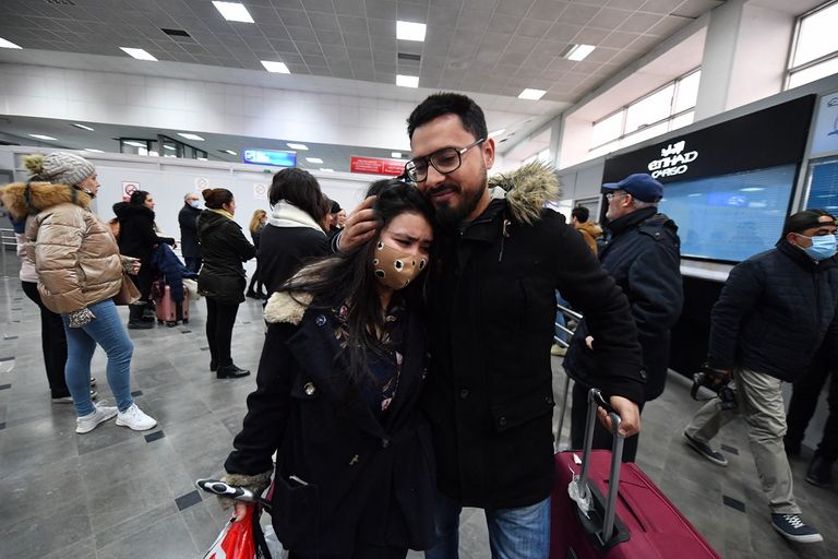 طلاب تونسيون يصلون إلى مطار قرطاج