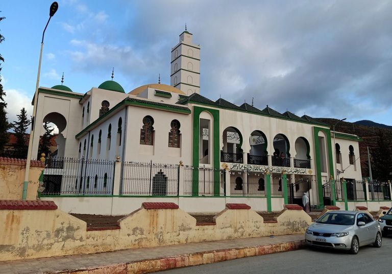 صور للمسجد رياض محرز مع والدته