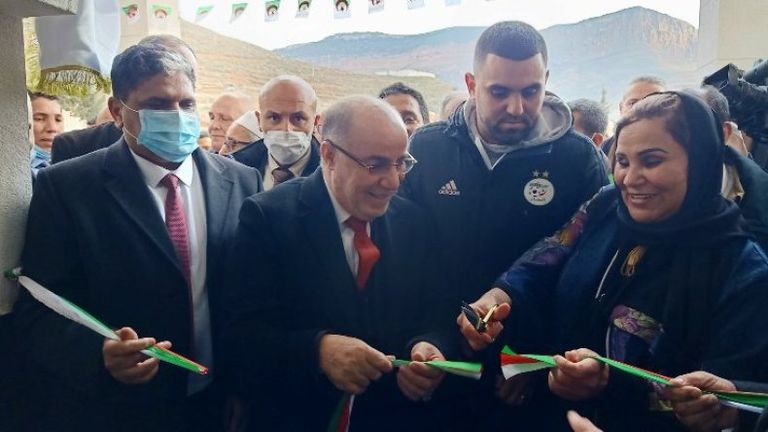 والدة محرز مع الوزير رياض محرز مع والدته