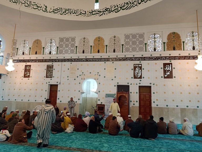 المسجد من الداخل رياض محرز مع والدته