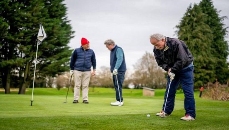 الجولف من الرياضات المناسبة لكبار السن