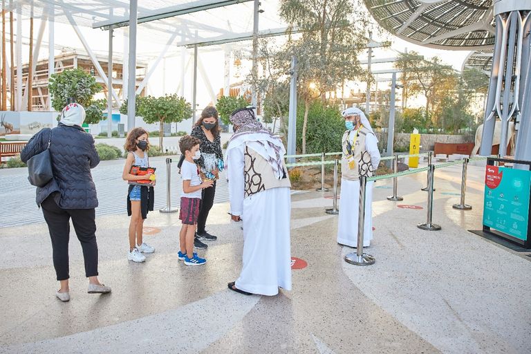 متطوعة تساعد زوار الحدث الدولي إكسبو 2020 دبي